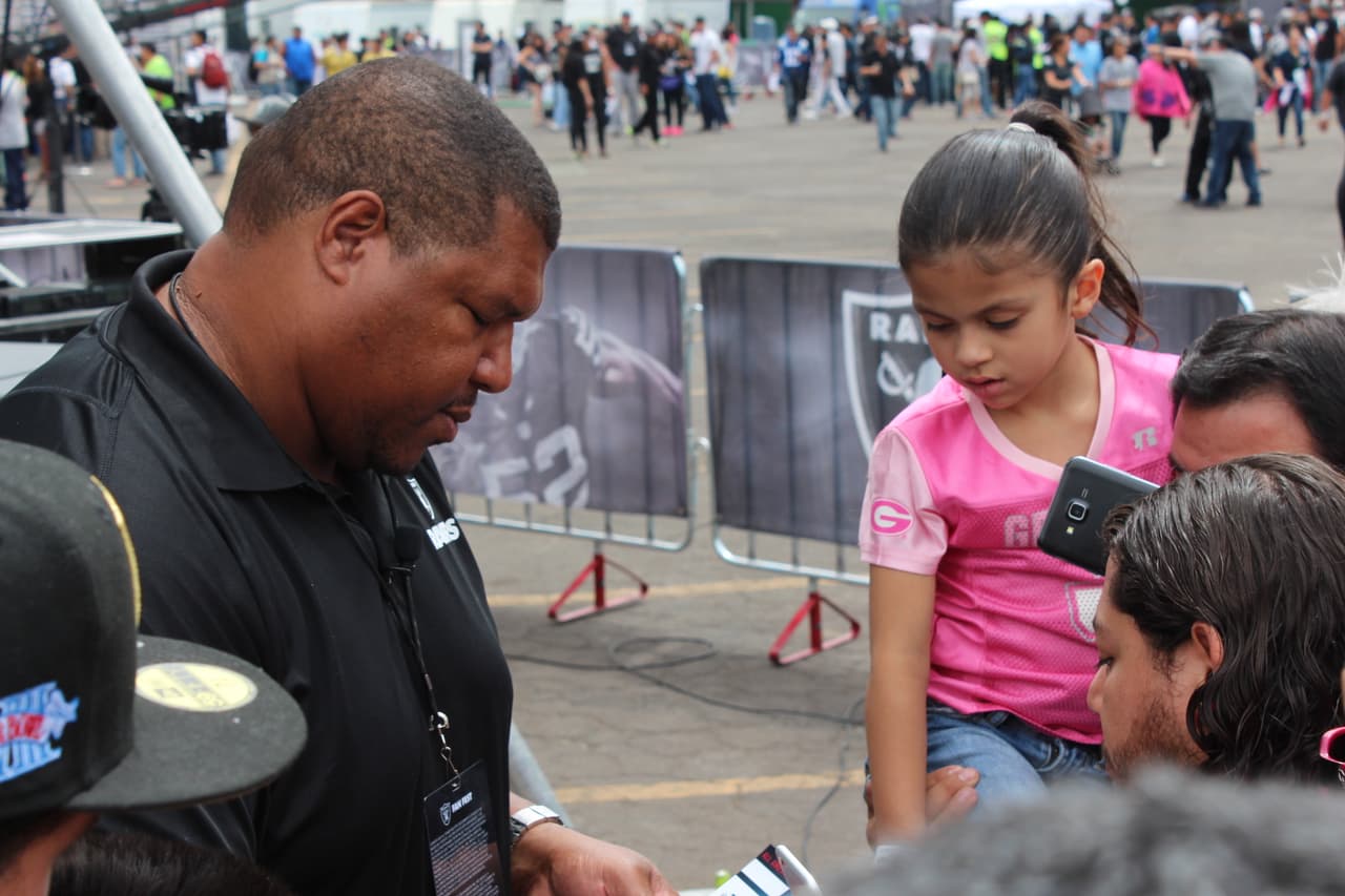 Te invitamos a disfrutar de las mejores imágenes de la visita de los Raiders al 'Coloso de Santa Ursula' promocionando el juego del próximo 21 de noviembre ante los Houston Texans.
