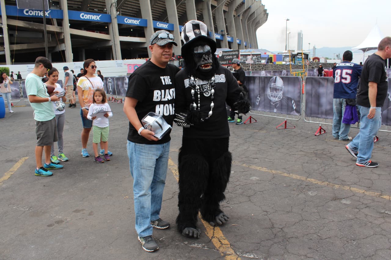 Te invitamos a disfrutar de las mejores imágenes de la visita de los Raiders al 'Coloso de Santa Ursula' promocionando el juego del próximo 21 de noviembre ante los Houston Texans.