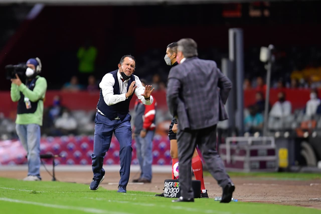 Juan Reynoso reclamó ciertas decisiones al cuarto árbitro.