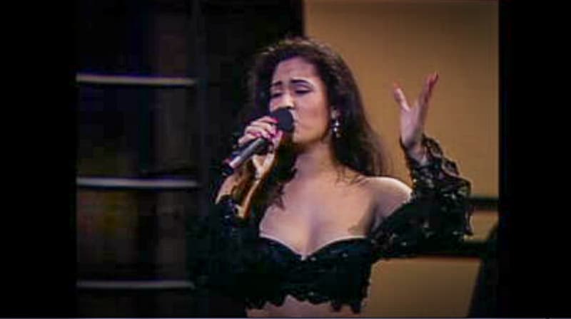 El público enloqueció cuando Selena cantó 'Cómo la flor', canción que ganó esa noche. Selena se llevo todos los premios en los que estuvo nominada.