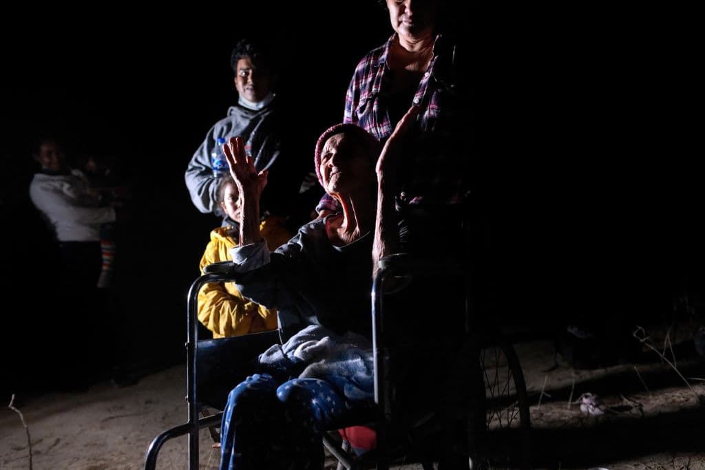 <b>Trinidad mira al cielo en señal de agradecimiento</b> cuando, finalmente, es colocada en su silla de ruedas a la espera de ser detectada por las autoridades fronterizas de Texas para iniciar un trámite de solicitud de asilo.