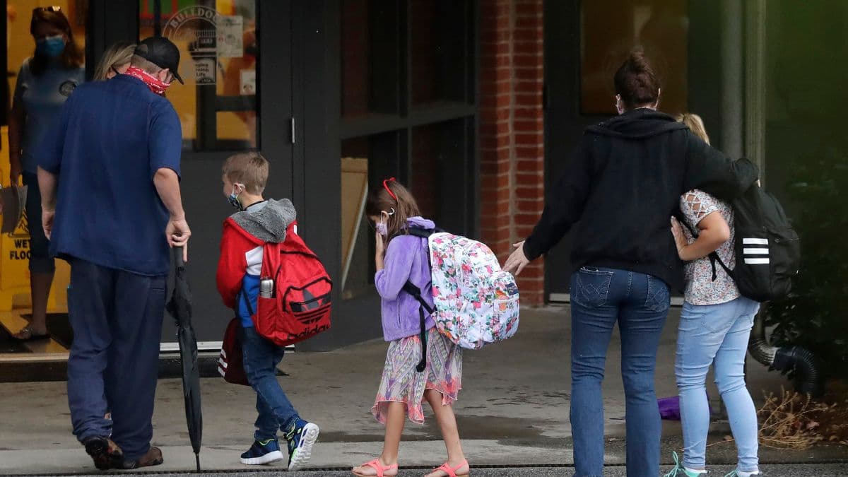 <b>Prioridad en la aprobación</b>
<br>
<br>Según el programa, la aprobación de los estudiantes será en este orden de prioridad: 
<br>
<ul>
 <li aria-setsize="-1" data-leveltext="-" data-font="Aptos" data-listid="3" data-list-defn-props="{"335551671":0,"335552541":1,"335559685":720,"335559991":360,"469769226":"Aptos","469769242":[8226],"469777803":"left","469777804":"-","469777815":"hybridMultilevel"}" data-aria-posinset="8" data-aria-level="1" role="listitem" class="OutlineElement Ltr SCXW121676447 BCX0" style="-webkit-user-drag: none; -webkit-tap-highlight-color: transparent; margin: 0px 0px 0px 24px; padding: 0px; user-select: text; clear: both; cursor: text; overflow: visible; position: relative; direction: ltr; display: block; font-size: 12pt; font-family: Aptos, Aptos_MSFontService, sans-serif; vertical-align: baseline;">Estudiantes con<b> discapacidad y hogares con ingresos bajos </b></li>
 <li aria-setsize="-1" data-leveltext="-" data-font="Aptos" data-listid="3" data-list-defn-props="{"335551671":0,"335552541":1,"335559685":720,"335559991":360,"469769226":"Aptos","469769242":[8226],"469777803":"left","469777804":"-","469777815":"hybridMultilevel"}" data-aria-posinset="9" data-aria-level="1" role="listitem" class="OutlineElement Ltr SCXW121676447 BCX0" style="-webkit-user-drag: none; -webkit-tap-highlight-color: transparent; margin: 0px 0px 0px 24px; padding: 0px; user-select: text; clear: both; cursor: text; overflow: visible; position: relative; direction: ltr; display: block; font-size: 12pt; font-family: Aptos, Aptos_MSFontService, sans-serif; vertical-align: baseline;">Familias con <b>ingresos menores al nivel federal de pobreza </b></li>
 <li aria-setsize="-1" data-leveltext="-" data-font="Aptos" data-listid="3" data-list-defn-props="{"335551671":0,"335552541":1,"335559685":720,"335559991":360,"469769226":"Aptos","469769242":[8226],"469777803":"left","469777804":"-","469777815":"hybridMultilevel"}" data-aria-posinset="10" data-aria-level="1" role="listitem" class="OutlineElement Ltr SCXW121676447 BCX0" style="-webkit-user-drag: none; -webkit-tap-highlight-color: transparent; margin: 0px 0px 0px 24px; padding: 0px; user-select: text; clear: both; cursor: text; overflow: visible; position: relative; direction: ltr; display: block; font-size: 12pt; font-family: Aptos, Aptos_MSFontService, sans-serif; vertical-align: baseline;">Familias con ingresos medios </li>
 <li aria-setsize="-1" data-leveltext="-" data-font="Aptos" data-listid="3" data-list-defn-props="{"335551671":0,"335552541":1,"335559685":720,"335559991":360,"469769226":"Aptos","469769242":[8226],"469777803":"left","469777804":"-","469777815":"hybridMultilevel"}" data-aria-posinset="11" data-aria-level="1" role="listitem" class="OutlineElement Ltr SCXW121676447 BCX0" style="-webkit-user-drag: none; -webkit-tap-highlight-color: transparent; margin: 0px 0px 0px 24px; padding: 0px; user-select: text; clear: both; cursor: text; overflow: visible; position: relative; direction: ltr; display: block; font-size: 12pt; font-family: Aptos, Aptos_MSFontService, sans-serif; vertical-align: baseline;">Familias con ingresos altos (prioridad si el niño estuvo en escuela pública el 90% del año anterior) </li>
</ul>