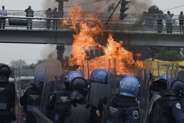 Esta imagen muestra el fuego causado por bombas molotov.