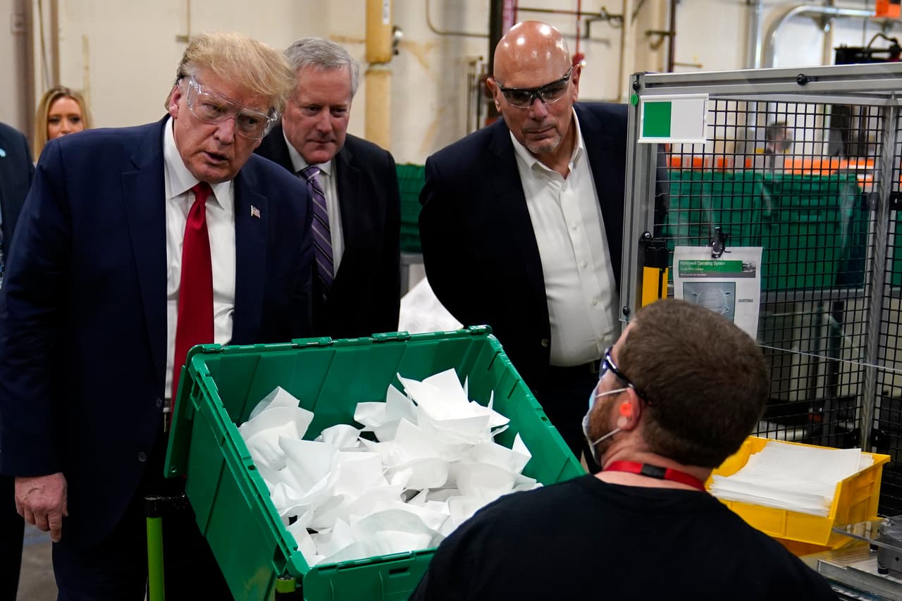 El presidente Donald Trump participa en un recorrido por una planta de Honeywell International que fabrica equipos de protección personal, este martes 5 de mayo de 2020 en Arizona.