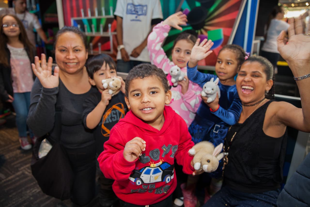 La felicidad de los que ganaron el juego de conejo en el sombrero (Rabbit In A Hat).
