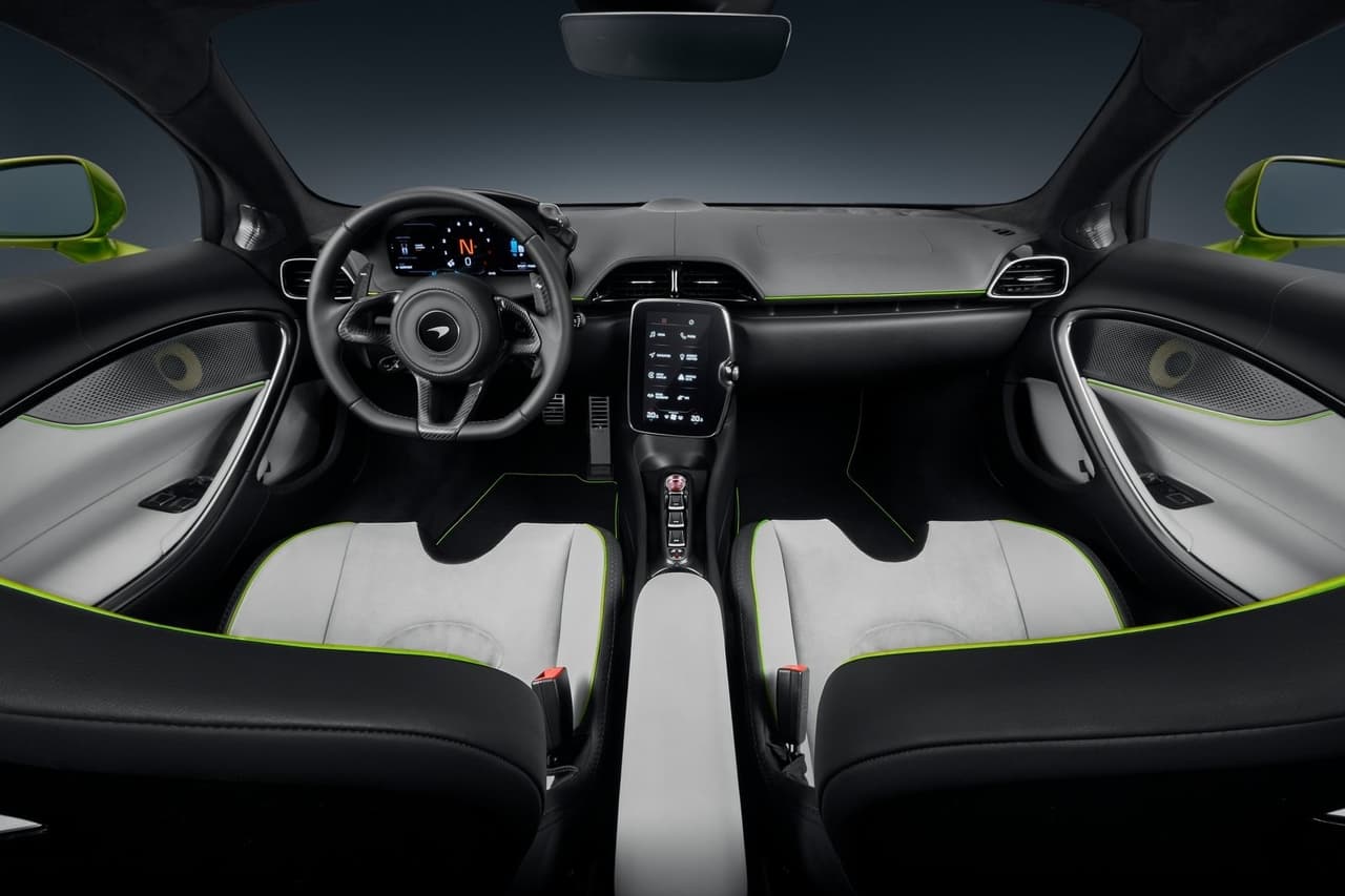 McLaren describe el interior como “un ambiente técnico y contemporáneo”. Y era como era de esperarse, se encuentra diseñado pensando en las necesidades del conductor. De hecho, ofrece más espacio que otros superdeportivos, lo que juega a su favor para el manejo diario.