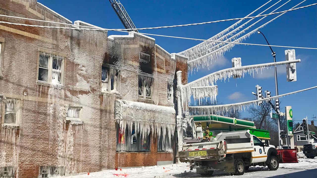 Además, el dueño del edificio incendiado, pagó un hotel por cuatro días para que los inquilinos puedan refugiarse temporalmente.