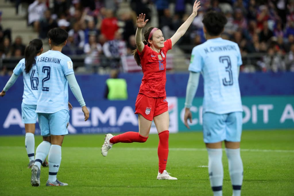 Minutos después, la destacada actuación de Rose Lavelle empezó a florecer al marcar el 2-0 y su primer gol del partido para el Team USA. A los 56 minutos se agenció su segundo gol del cotejo.
