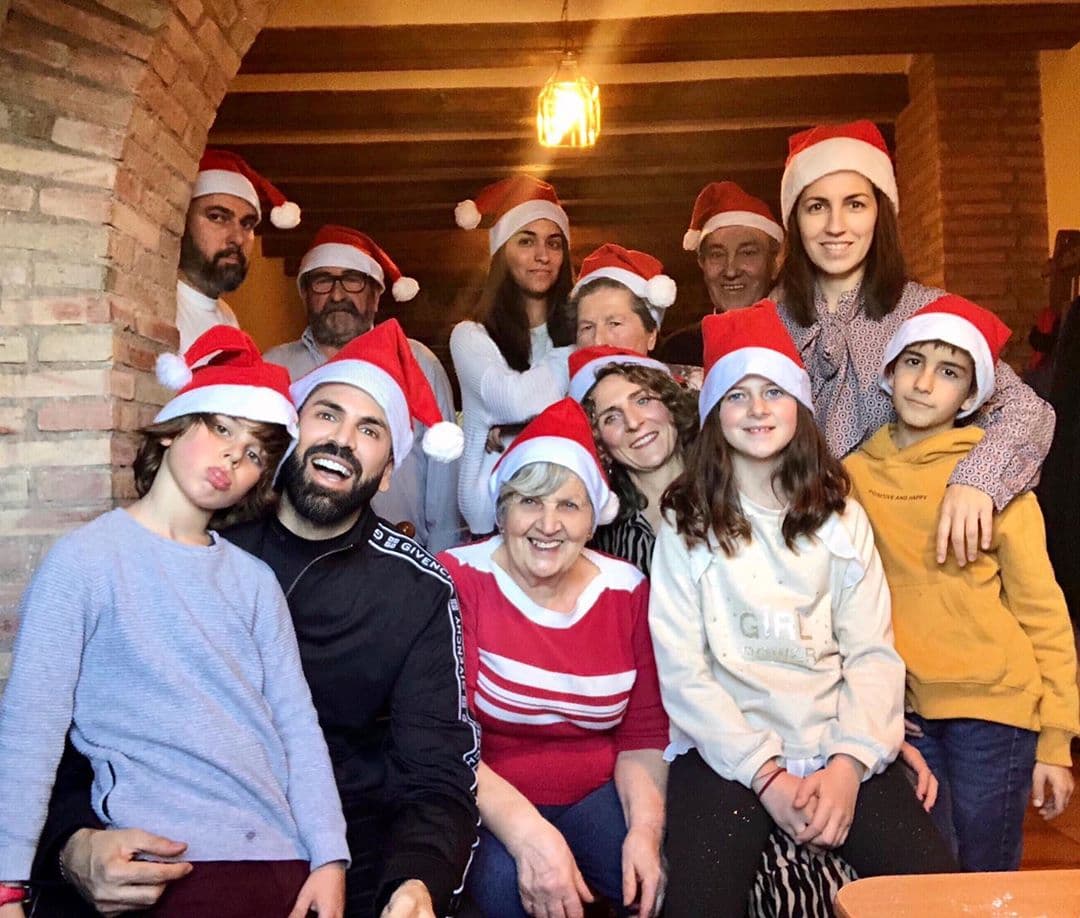 Dejando atrás el alboroto por 
<b><a href="https://www.univision.com/famosos/jomari-goyso-toma-revancha-ahora-es-el-quien-espia-a-sus-vecinas-fotos">bloquear a su madre</a></b> de Instagram, Jomari Goyso se dijo bendecido por poder disfrutar de las navidades en compañía de su familia.