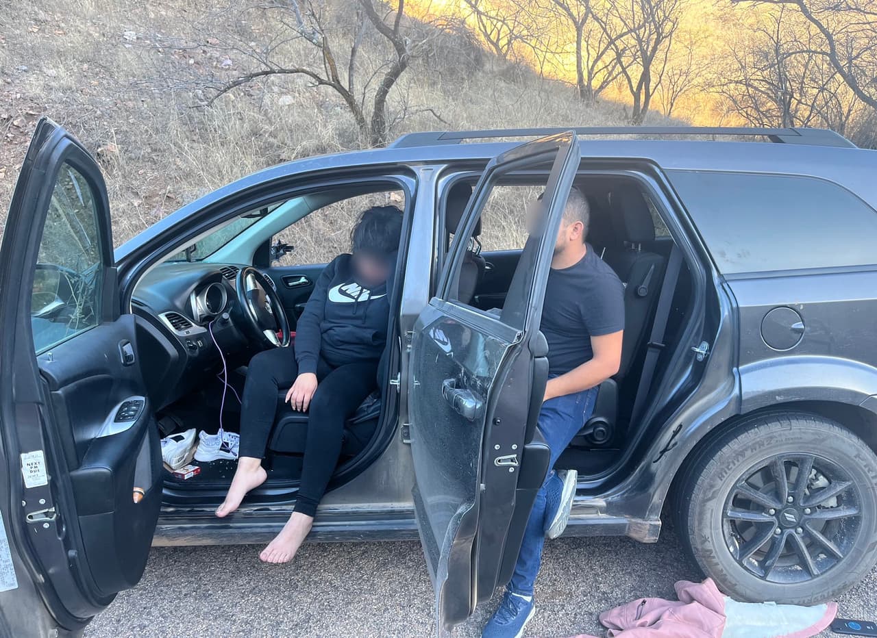 La conductora intentó salir del auto en movimiento y escapar a pie, pero no lo logró. Los oficiales hallaron en la camioneta a dos inmigrantes indocumentados.