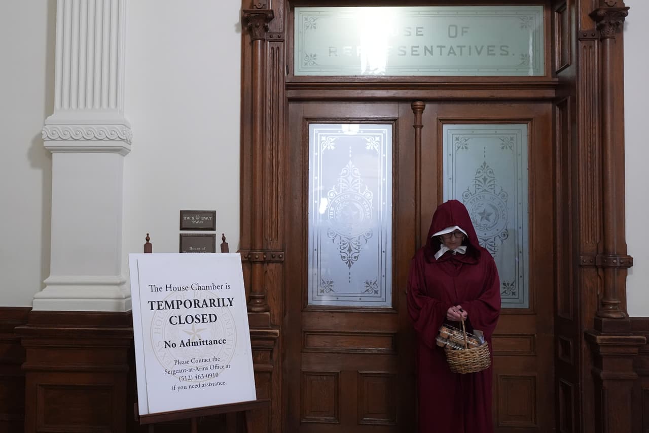 Sam Parker lleva un traje inspirado en «El cuento de la criada» mientras se encuentra frente a la Cámara de Representantes en medio de la polémica por la votación de la redistritación propuesta por los republicanos.