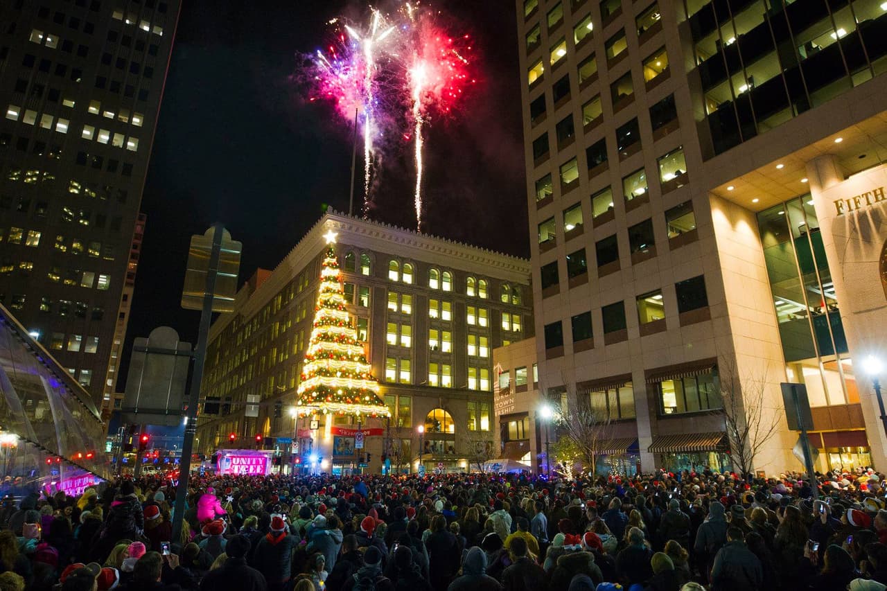 <b><a href="https://downtownpittsburghholidays.com/" target="_blank">Light Up Night in Pittsburgh (20 de noviembre)</a></b>: Celebra el inicio de la temporada navideña en Light Up Night en Pittsburgh. Ahora en su 60 aniversario, este festival presenta música en vivo, la apertura del Holiday Market de inspiración alemana en Market Square y el encendido de las luces navideñas en el centro de Pittsburgh.