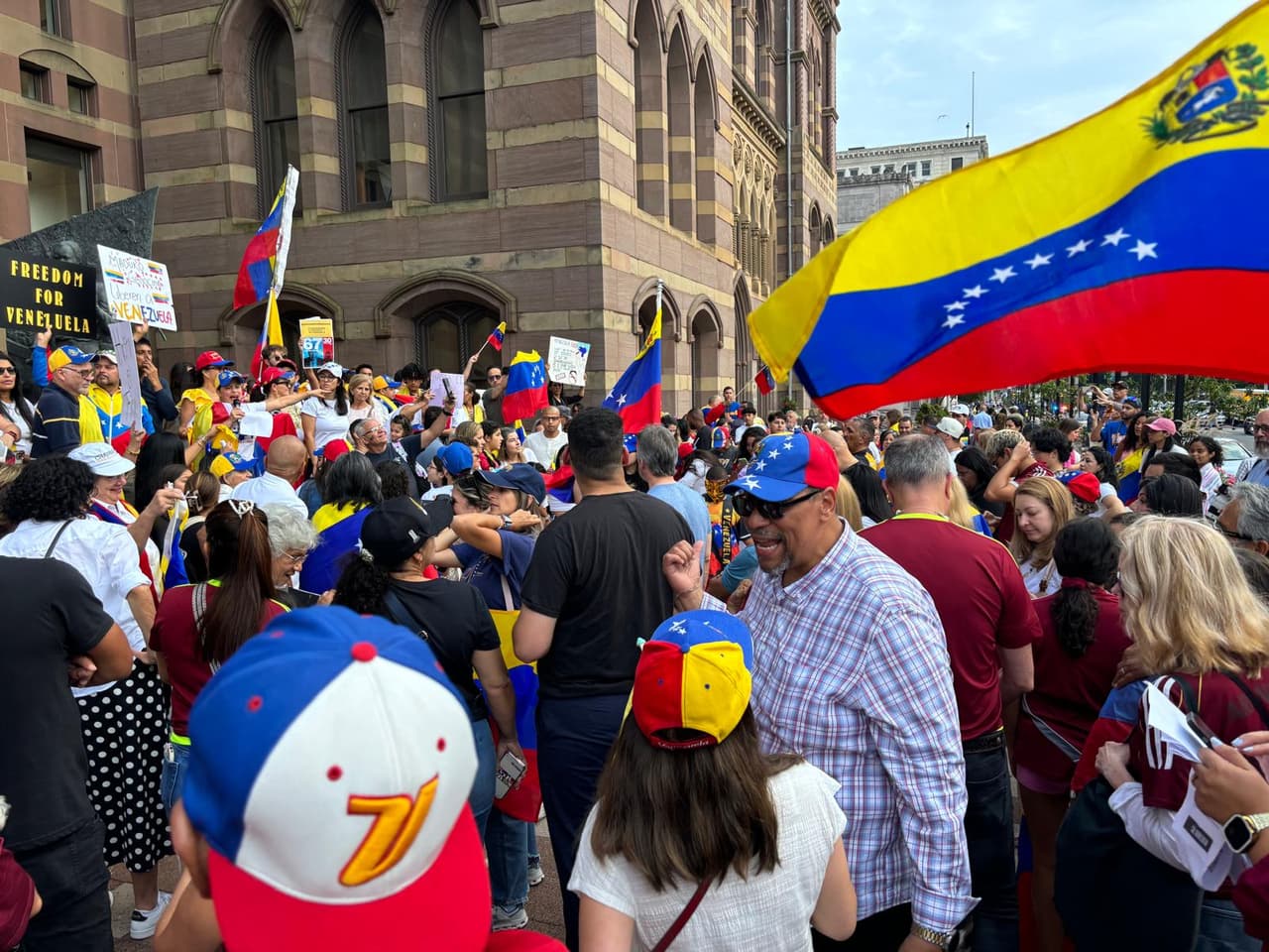 Venezolanos en Connecticut participan de la protesta mundial contra el fraude en las elecciones de Venezuela el pasado 28 de julio.