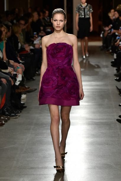 El color morado también estuvo presente en diferentes tonos y este vestido corto de Oscar de la Renta con flores es un gran ejemplo.