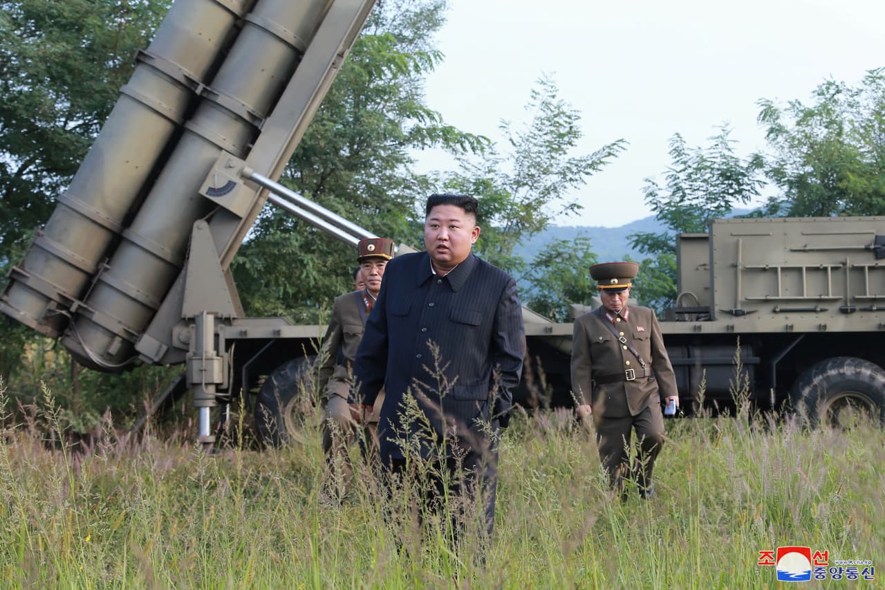 El líder de Corea del Norte, Kim Jong Un, supervisó la prueba del nuevo lanzador múltiple de cohetes de gran calibre.