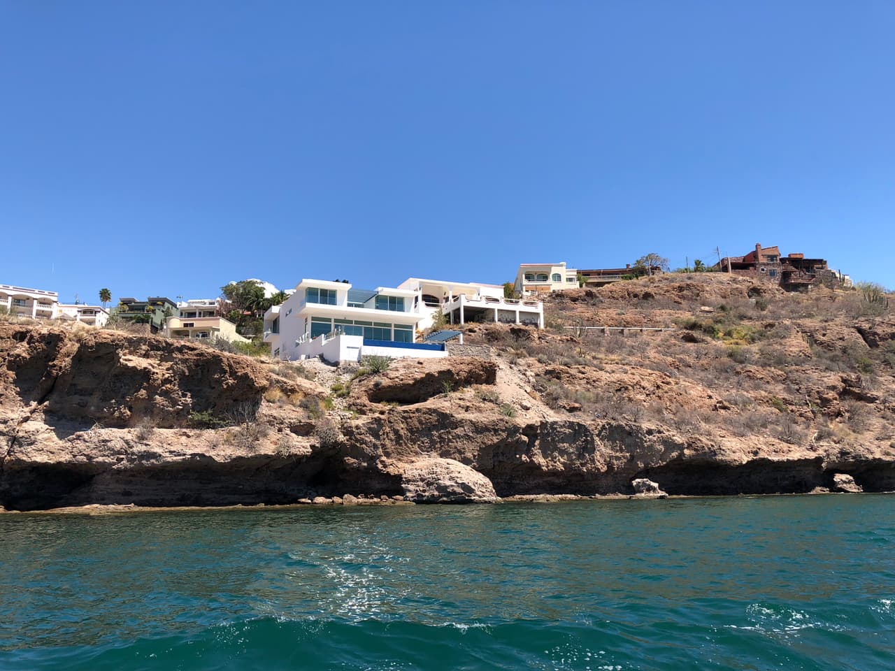 Muchos de sus residentes, son pensionados de Estados Unidos y Canadá, construyen sus viviendas cerca de la playa.