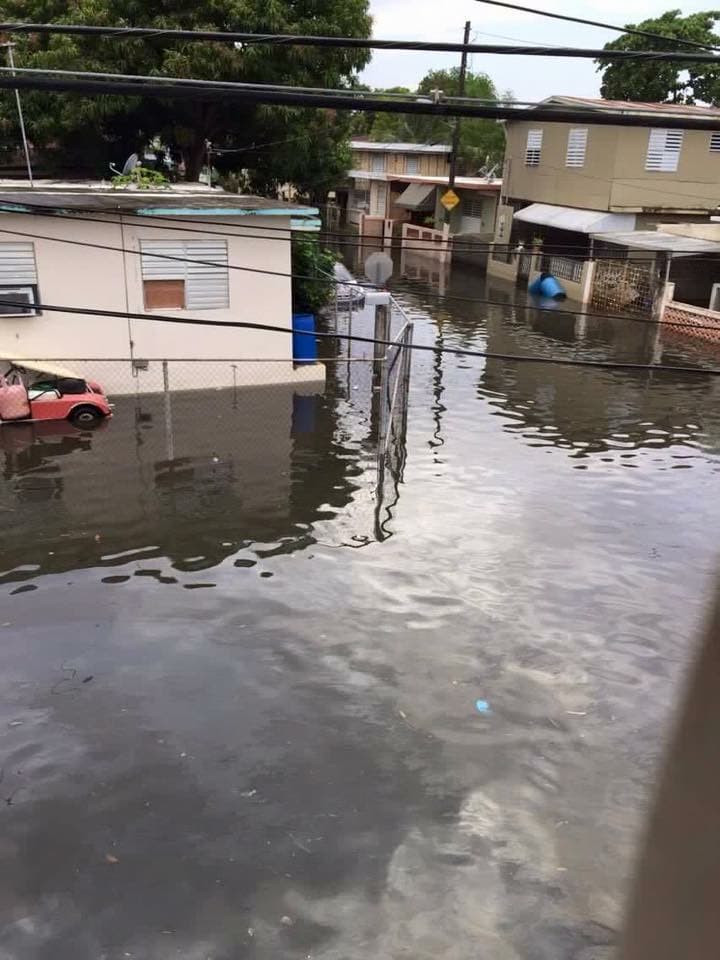 Intensas lluvias provocaron inundaciones y pérdidas en la zona metropolitana de Puerto Rico, así como en el área este de la Isla. Autos quedaron bajo agua y residencias reportaron enormes pérdidas. Varias personas tuvieron que ser llevadas a refugios.