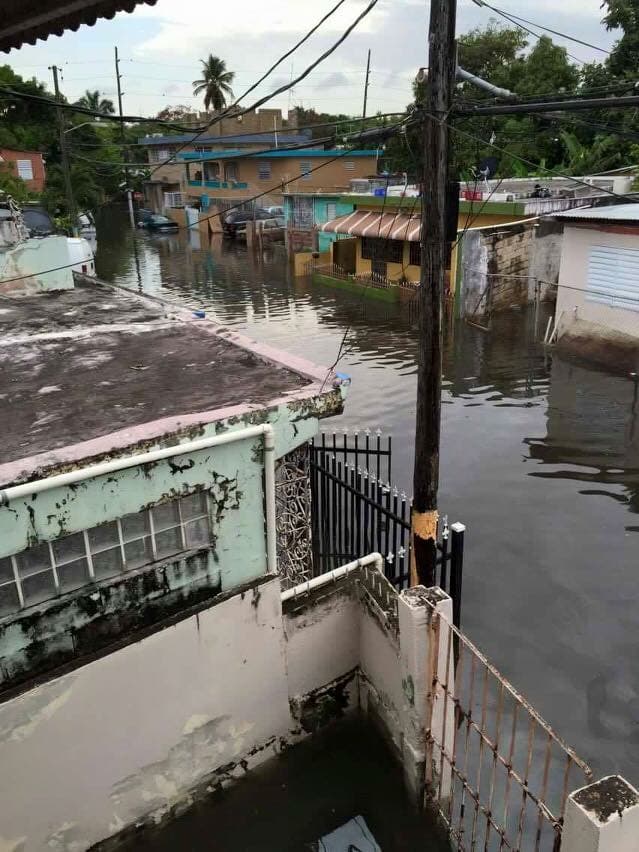 Intensas lluvias provocaron inundaciones y pérdidas en la zona metropolitana de Puerto Rico, así como en el área este de la Isla. Autos quedaron bajo agua y residencias reportaron enormes pérdidas. Varias personas tuvieron que ser llevadas a refugios.