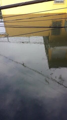 Intensas lluvias provocaron inundaciones y pérdidas en la zona metropolitana de Puerto Rico, así como en el área este de la Isla. Autos quedaron bajo agua y residencias reportaron enormes pérdidas. Varias personas tuvieron que ser llevadas a refugios.