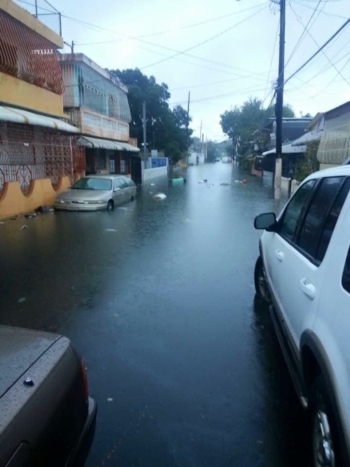 Intensas lluvias provocaron inundaciones y pérdidas en la zona metropolitana de Puerto Rico, así como en el área este de la Isla. Autos quedaron bajo agua y residencias reportaron enormes pérdidas. Varias personas tuvieron que ser llevadas a refugios.