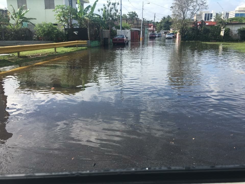 Intensas lluvias provocaron inundaciones y pérdidas en la zona metropolitana de Puerto Rico, así como en el área este de la Isla. Autos quedaron bajo agua y residencias reportaron enormes pérdidas. Varias personas tuvieron que ser llevadas a refugios.