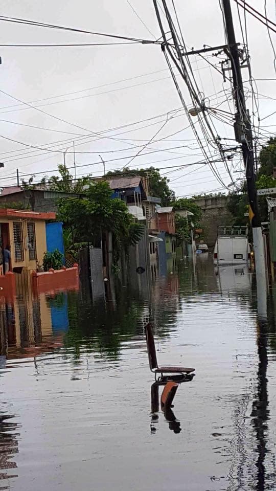 Intensas lluvias provocaron inundaciones y pérdidas en la zona metropolitana de Puerto Rico, así como en el área este de la Isla. Autos quedaron bajo agua y residencias reportaron enormes pérdidas. Varias personas tuvieron que ser llevadas a refugios.