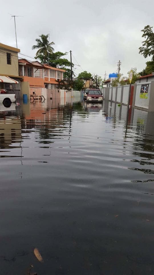 Intensas lluvias provocaron inundaciones y pérdidas en la zona metropolitana de Puerto Rico, así como en el área este de la Isla. Autos quedaron bajo agua y residencias reportaron enormes pérdidas. Varias personas tuvieron que ser llevadas a refugios.