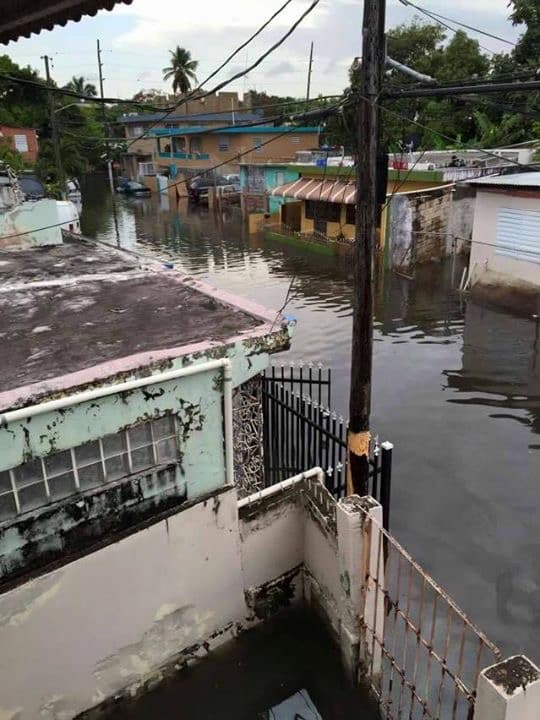 Intensas lluvias provocaron inundaciones y pérdidas en la zona metropolitana de Puerto Rico, así como en el área este de la Isla. Autos quedaron bajo agua y residencias reportaron enormes pérdidas. Varias personas tuvieron que ser llevadas a refugios.