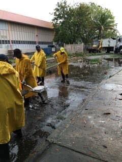 Intensas lluvias provocaron inundaciones y pérdidas en la zona metropolitana de Puerto Rico, así como en el área este de la Isla. Autos quedaron bajo agua y residencias reportaron enormes pérdidas. Varias personas tuvieron que ser llevadas a refugios.