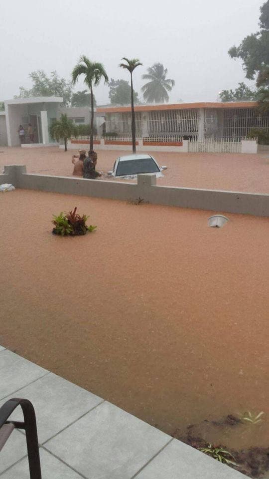 Intensas lluvias provocaron inundaciones y pérdidas en la zona metropolitana de Puerto Rico, así como en el área este de la Isla. Autos quedaron bajo agua y residencias reportaron enormes pérdidas. Varias personas tuvieron que ser llevadas a refugios.