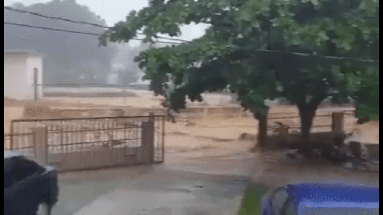 Intensas lluvias provocaron inundaciones y pérdidas en la zona metropolitana de Puerto Rico, así como en el área este de la Isla. Autos quedaron bajo agua y residencias reportaron enormes pérdidas. Varias personas tuvieron que ser llevadas a refugios.