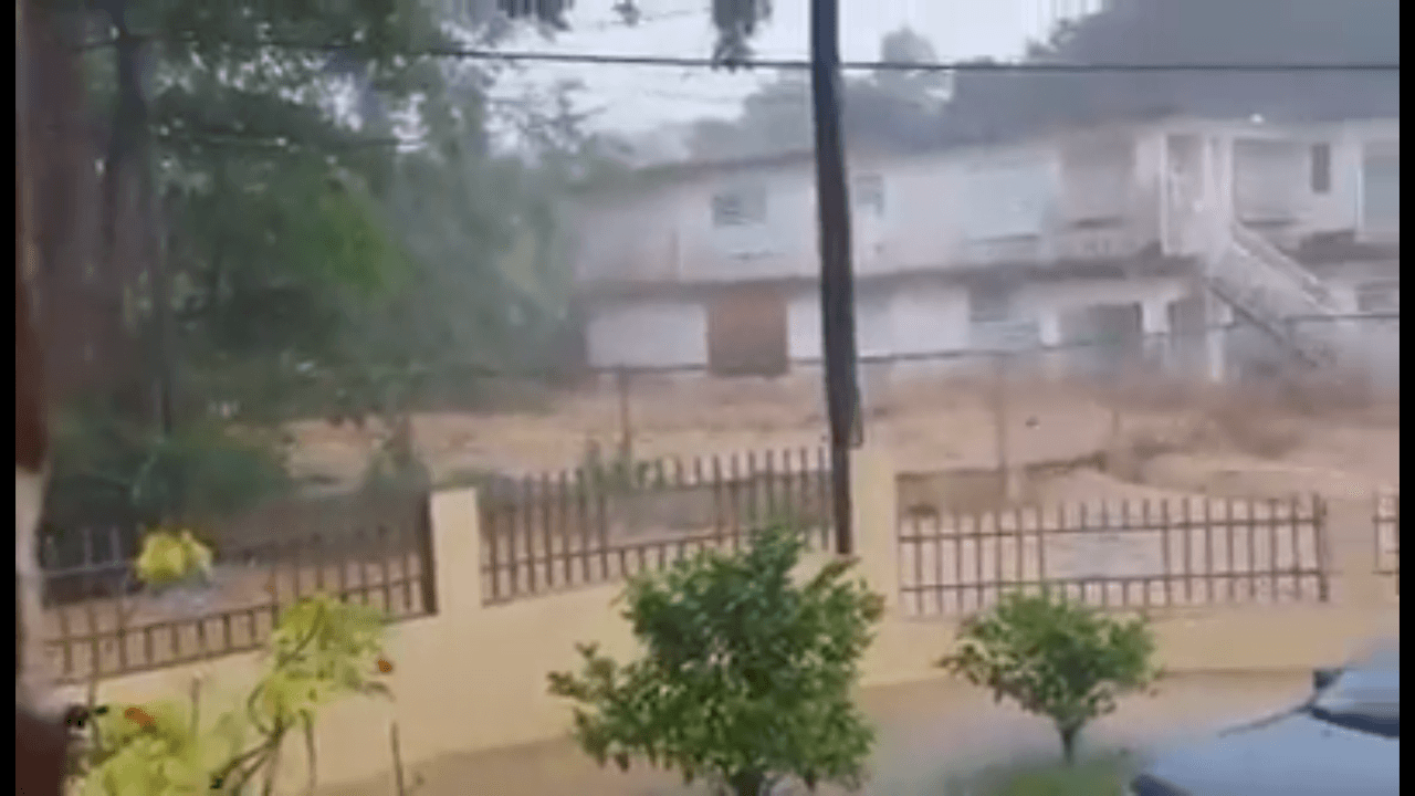 Intensas lluvias provocaron inundaciones y pérdidas en la zona metropolitana de Puerto Rico, así como en el área este de la Isla. Autos quedaron bajo agua y residencias reportaron enormes pérdidas. Varias personas tuvieron que ser llevadas a refugios.