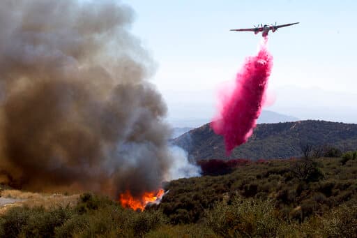 Este domingo los bomberos continúan luchando contra el incendio Apple, que ya ha quemado más de 20,000 acres en Cherry Valley y las áreas circundantes de los condados de Riverside y San Bernardino.