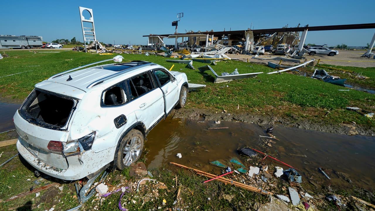 El alguacil Sappington
<b>describió la situación como devastadora, con un rastro de escombros y una intensa labor de búsqueda y rescate </b>en curso en la comunidad rural de Valley View, cerca de la frontera con Oklahoma. Los daños, vinculados a un posible tornado al norte de Dallas, incluyeron
<b> vehículos volcados, cierres de carreteras y graves daños en el AP Travel Center, que alberga una gasolinera y varios restaurantes.</b>