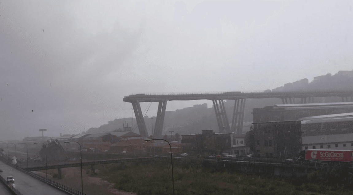 En las primeras imágenes difundidas por los medios de comunicación se puede ver el puente, al que le faltan varias decenas de metros, sumido en la niebla por encima de una zona industrial.