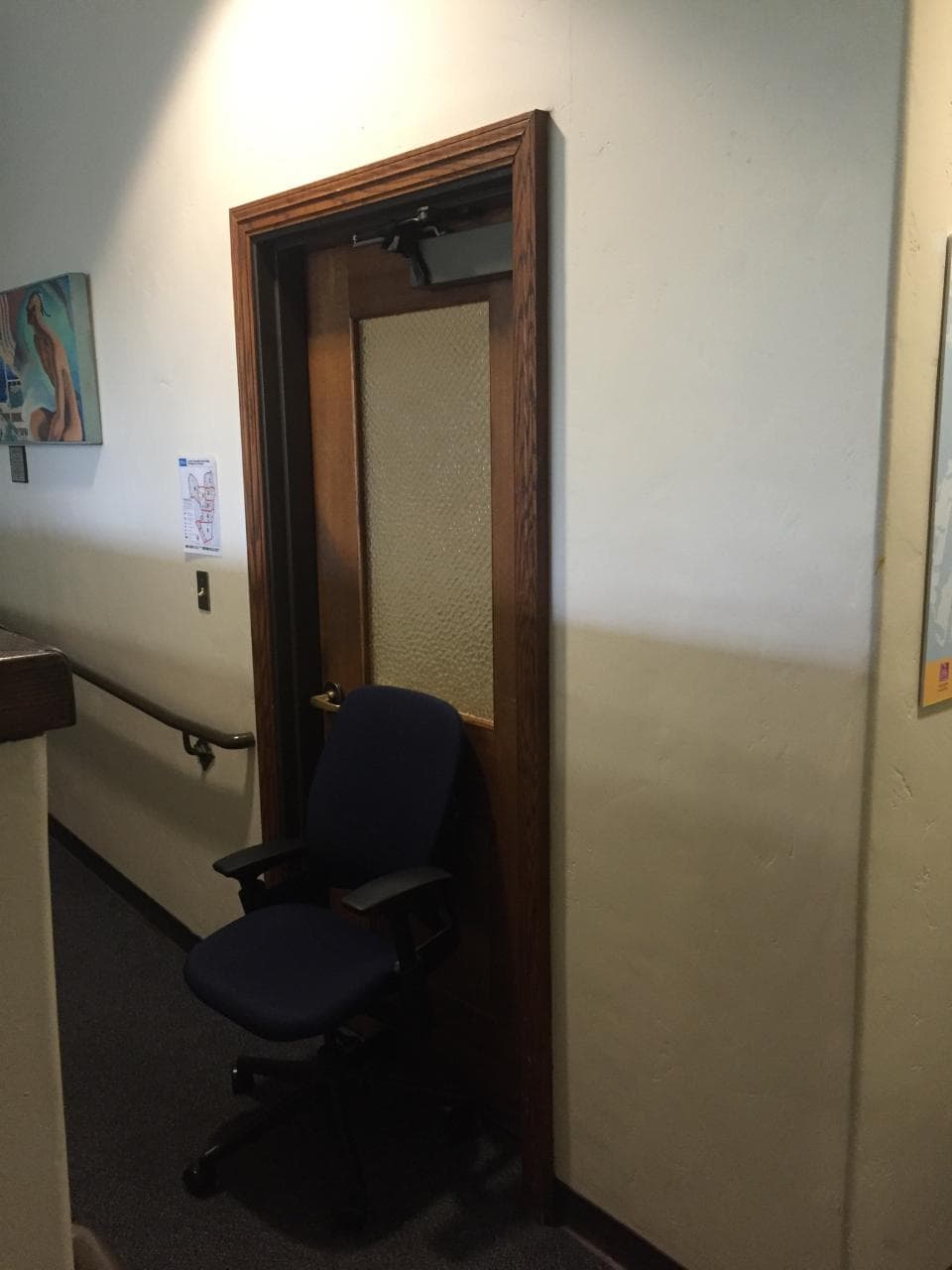 Cynthia Camacho, una empleada de UCLA, compartió una foto desde la oficina donde ella y sus compañeros se parapetaron durante la emergencia en el campus.