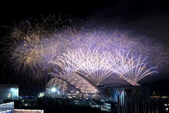 La clausura concluyó con un mar de flores sobre el campo del estadio y un estallido de fuegos artificiales.