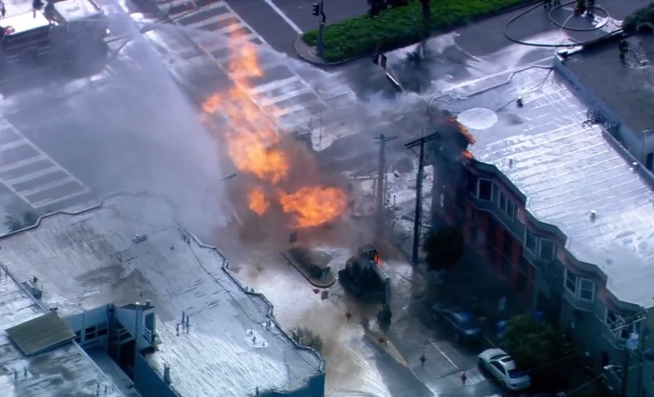 La vocera de los bomberos de San Francisco dijo que sus cuadrillas intentan evitar que las llamas se dispersen, pero que su trabajo se hará más fácil en cuanto los trabajadores de PG&E controlen la fuga.