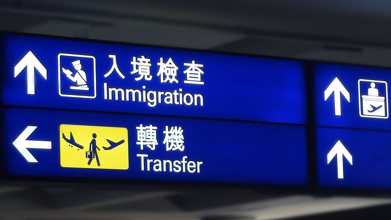 <b>Puesto 10. Aeropuerto Internacional de Hong Kong</b>
<br>
<br>Skytrax, una compañía que estudia el desempeño de los aeropuertos y las aerolíneas, lanzó su primera encuesta global de satisfacción de usuarios de aeropuertos en 1999. Desde entonces, los mejores del ranking son considerados
<a href="https://www.worldairportawards.com/hamad-international-airport-is-named-the-worlds-best-airport/"><u>un punto de referencia de calidad para la industria aeroportuaria mundial</u></a>.
<br>