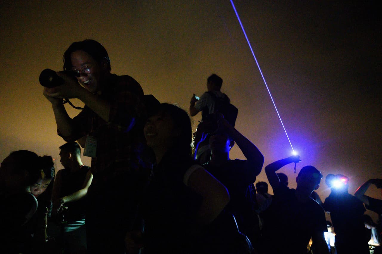 Usar láseres para apuntar a oficiales resultará en tiempo de cárcel.