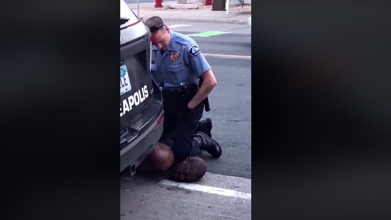 Testigos de los hechos aseguran que Floyd le decía que no podía respirar, pero el oficial lo ignoró.