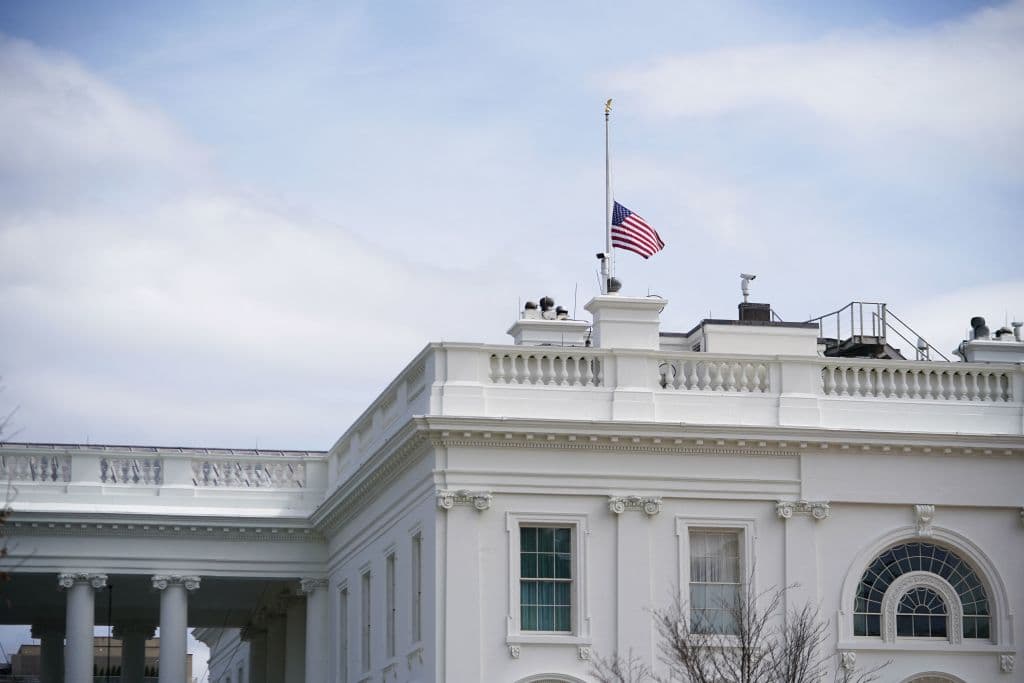 La bandera a media asta en la Casa Blanca tras el tiroteo masivo en un supermercado de Colorado.