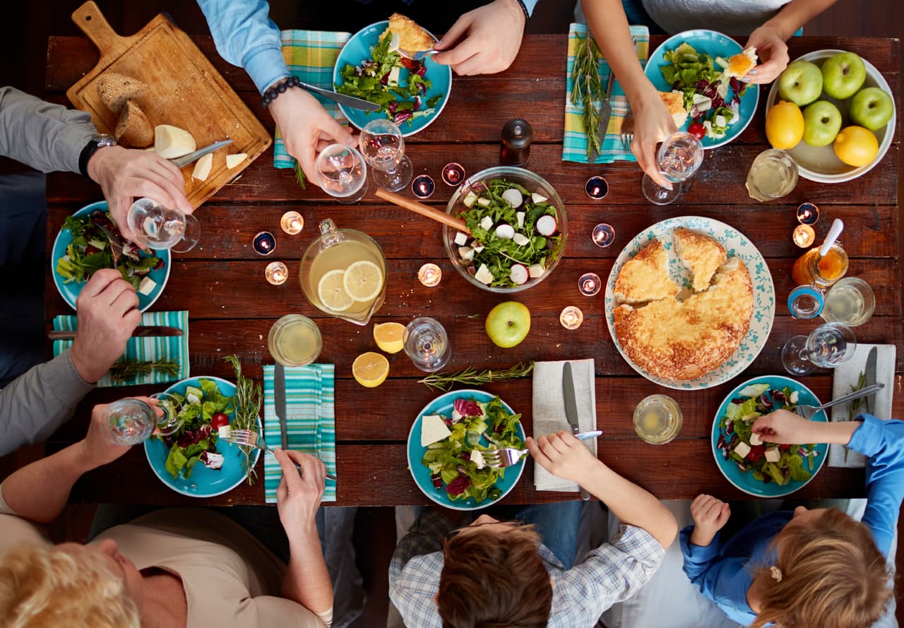 <b>No vayas al restaurante con mucha hambre. </b>Esperar todo el día sin haber comido algo antes de salir a comer es un gran error, pues al tener mucha hambre corres el riego de pedir algo menos saludable del menú. Lo ideal sería que comas un pequeño aperitivo antes de salir de casa o beber agua.