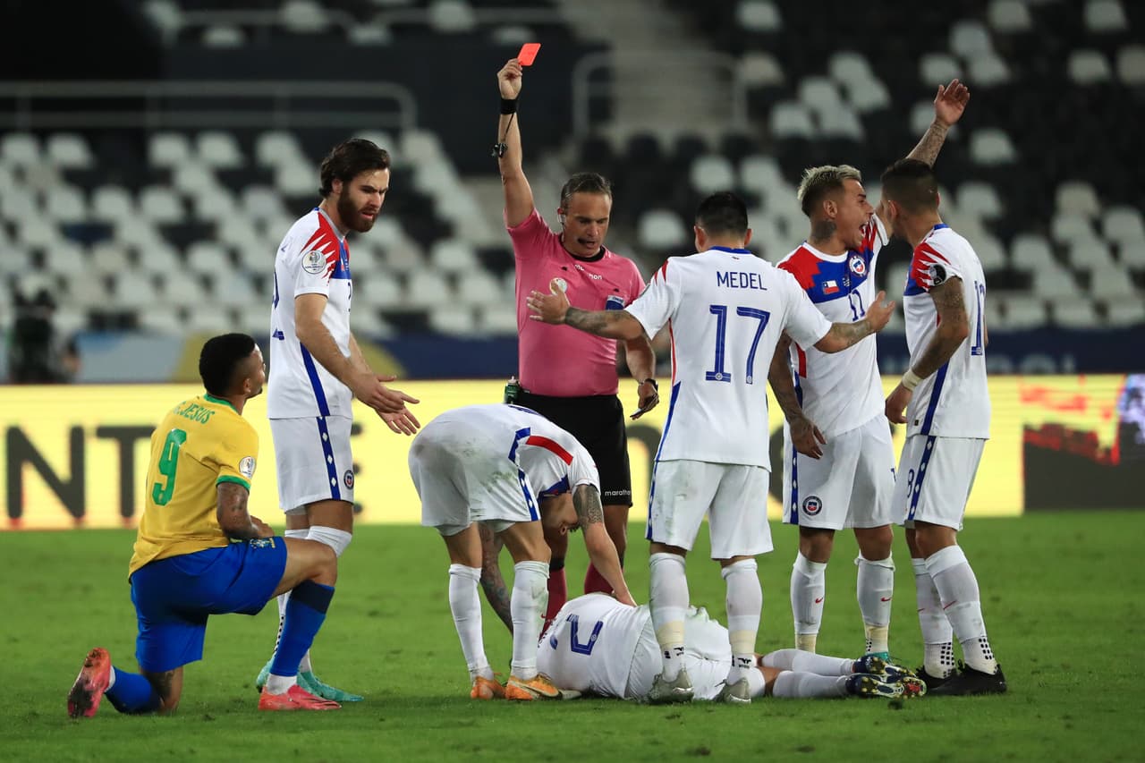 El árbitro Patricio Loustau le muestra la tarjeta roja a Gabriel Jesus después de una patada criminal a Mena.