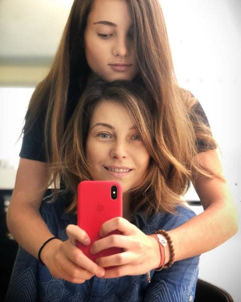 Sin embargo, la actriz sorprendió a sus seguidores en mayo pasado al publicar una fotografía donde aparece con su primogénita en el salón de belleza: "Es tan bonito hacer cosas contigo mi niña. Gracias por dejarnos tan guapas. Nuevo look". En la imagen se puede ver el gran parecido que María (15 años) tiene con su madre.