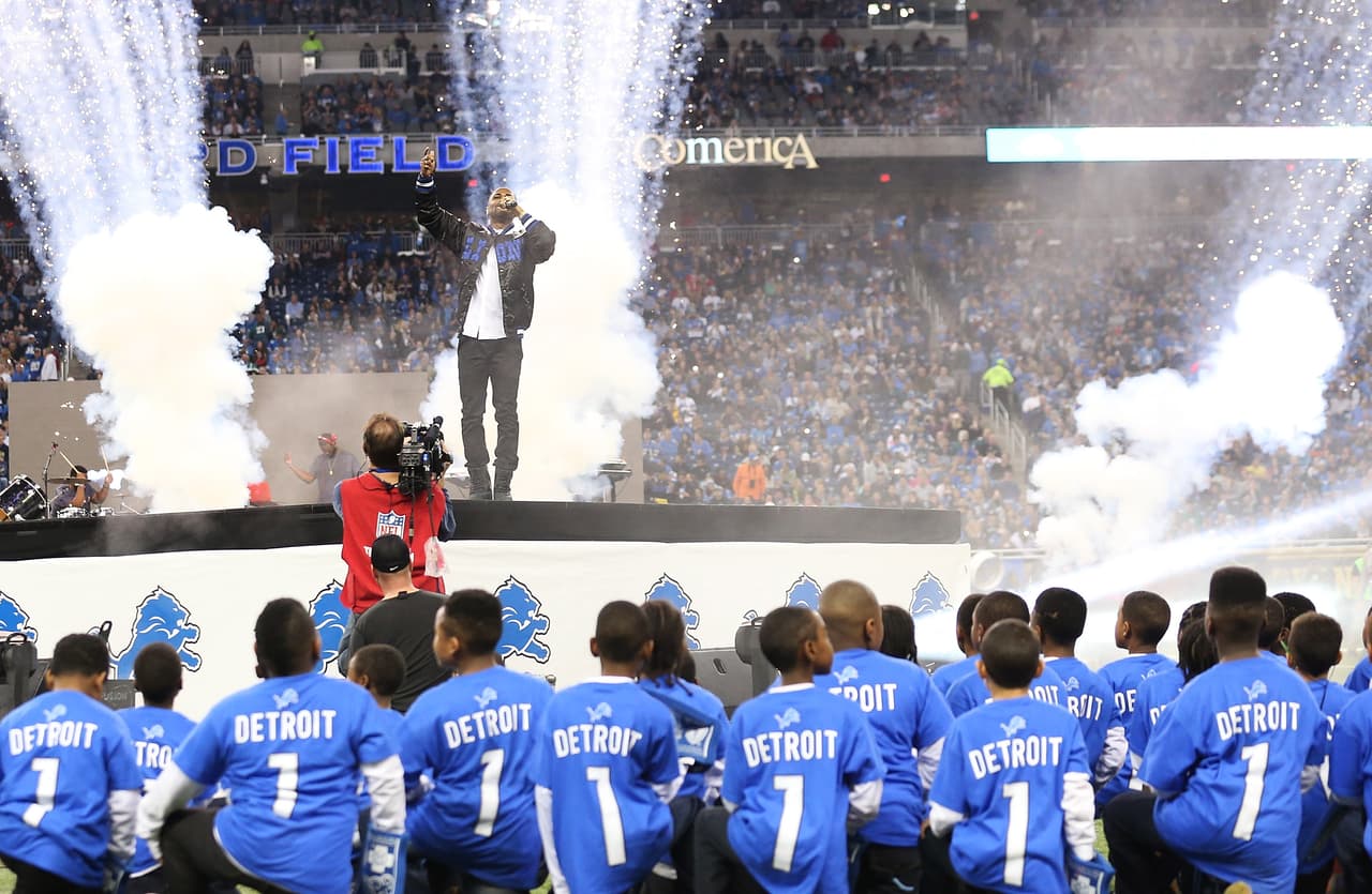 El famoso rapero nativo de Detroit, Big Sean encendió el ánimo de la afición en el Ford Field al medio tiempo del juego de Thanksgiving entre los Lions y los Eagles.