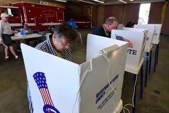 Al parecer en California decidieron poner sus centros electorales en estaciones de bomberos en caso de que las contiendas 'ardan' al finalizar las votaciones.