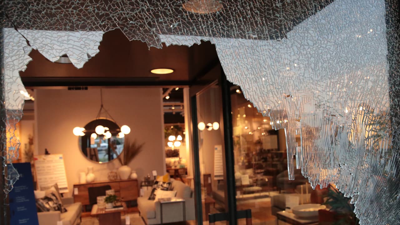 Activa el FBI nueva opción para denunciar a saqueadores en Chicago