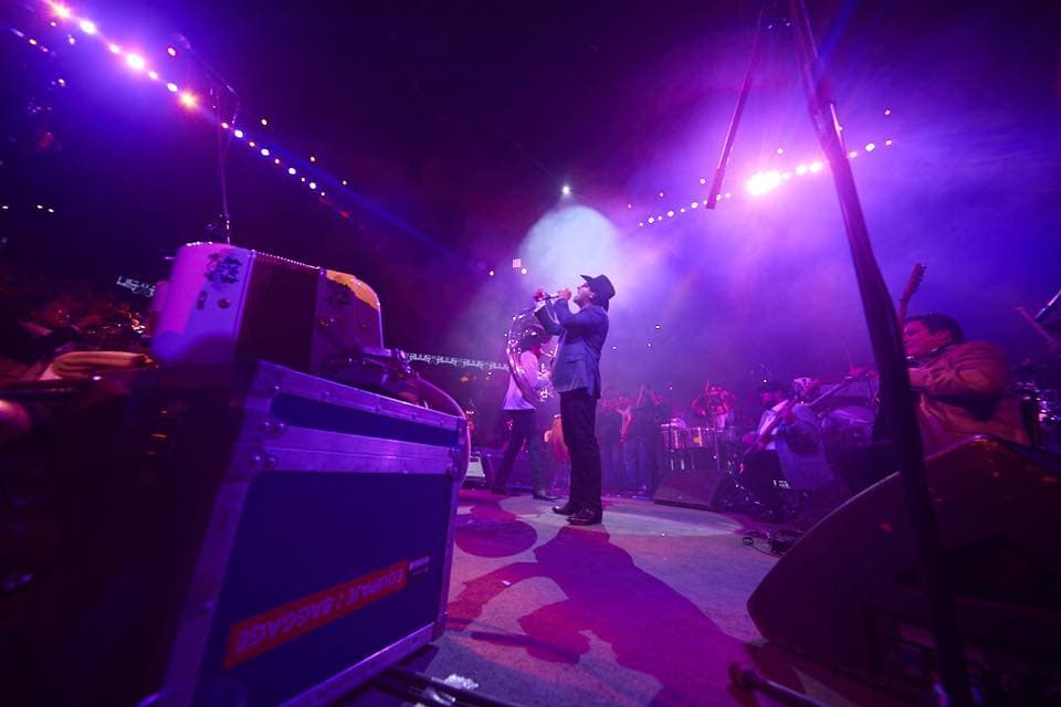 El cantante también presentó temas de su nuevo álbum, 'Ni Diablo, Ni Santo'.