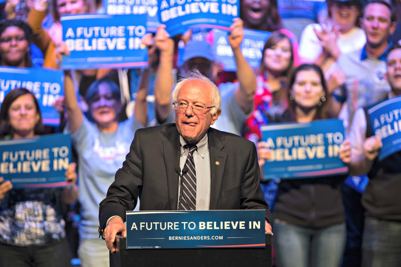 Sobre su pelo rebelde no tenemos nada que decir. Podríamos sugerir que lo aplacara peinándolo hacia atrás o usando un poco de gel tan popular entre los latinos, pero la verdad es que esos impertinentes que se asoman en cada una de sus alocuciones lo hacen un personaje memorable.